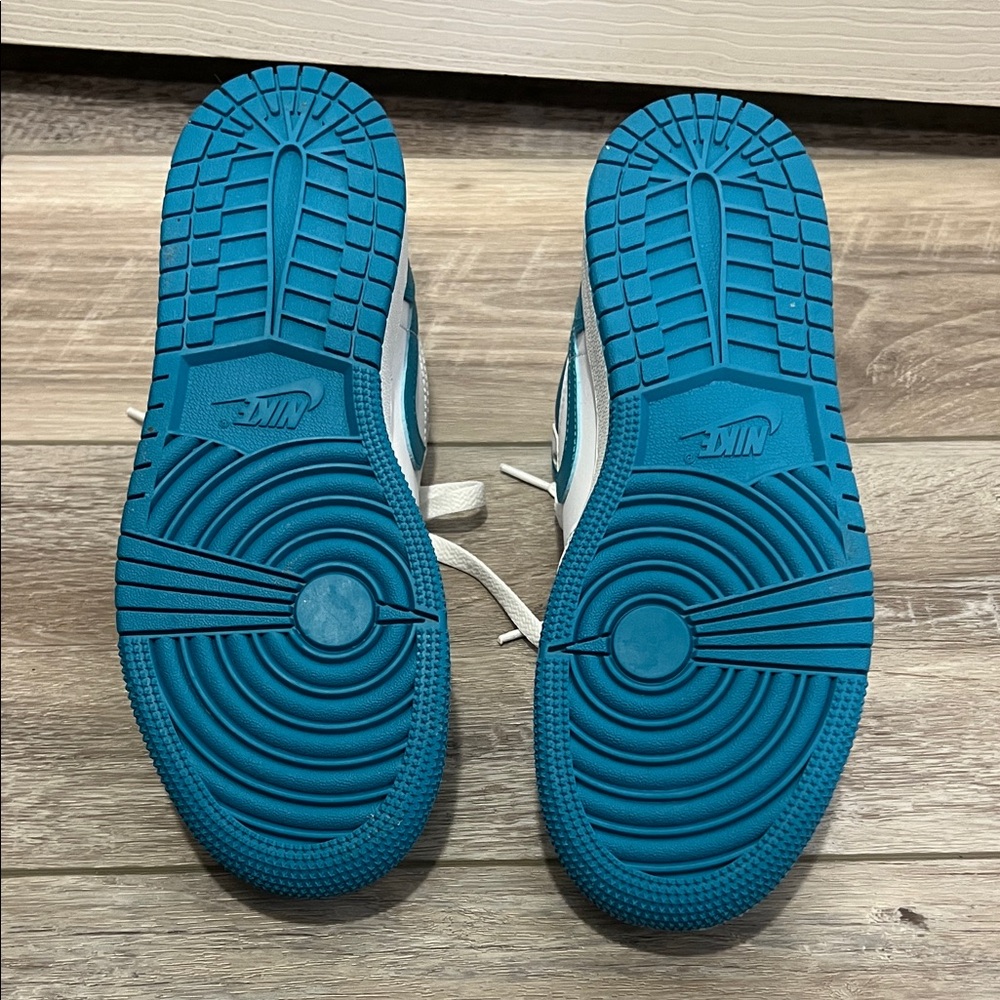 NWOT Nike Jordan 1 Low Aquatone (553560-174) Teal and White. Boys size 5Y - Picture 10 of 10
